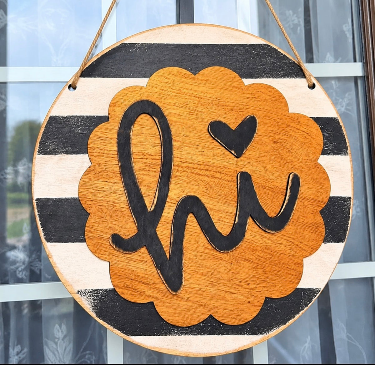 12” Scalloped “HI” Sign